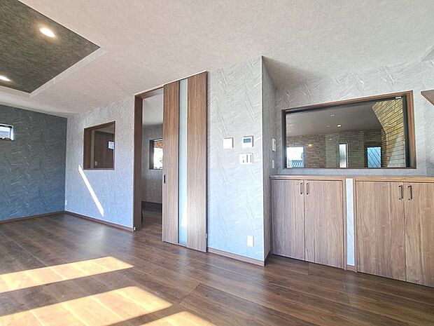 実際に室内をご見学頂くと生活のイメージが広がると思います。家具を置いたイメージや窓からの景色など。周辺で販売に出している物件も一緒にまとめてご見学頂き、比較する事もできます。