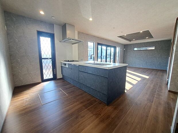 お料理をしながらリビングの家族やゲストとの会話が楽しめるカウンタータイプのキッチン。毎日のお料理を楽しく快適に。 