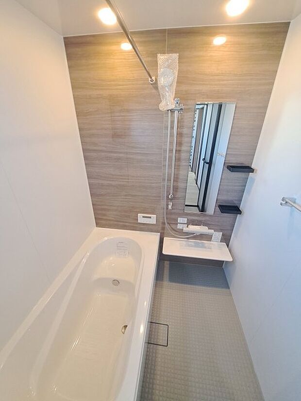 一日の疲れを癒してくれるゆったりとしたバスルームです。 