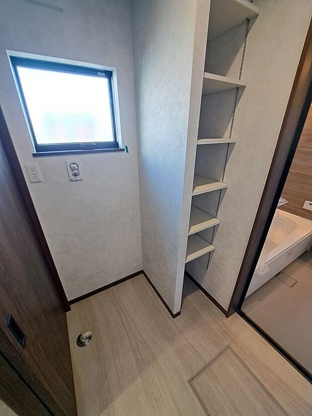 三面鏡に洗面台。コンセントに照明機能、多機能性を備えた設備です。  