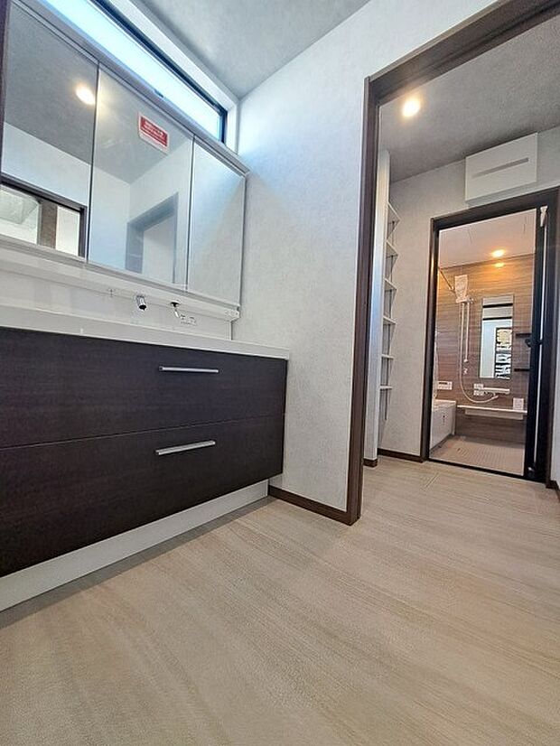 使いやすいタイプの洗面化粧台のあるランドリースペース 