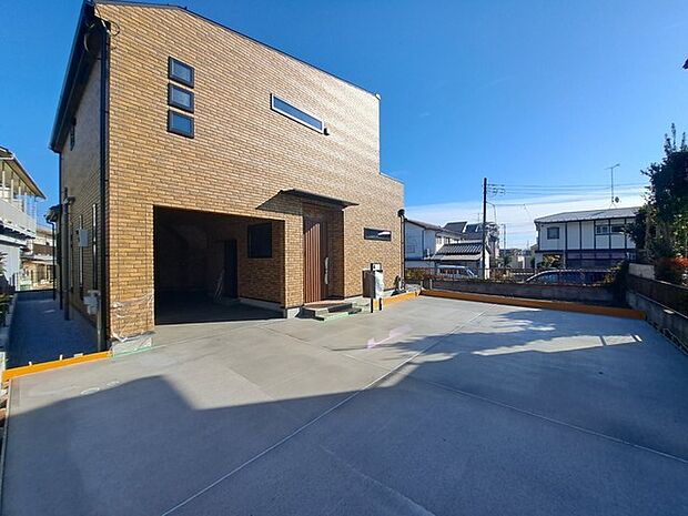 シャッター付きガレージの他、外にも複数台の駐車が可能です