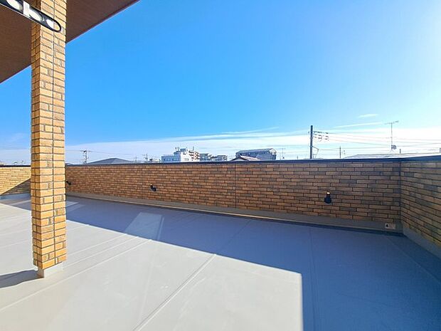 朝のひと時にコーヒーを飲みながら新鮮な空気を吸う、バルコニーでの過ごし方は様々です。自分だけの小さなオアシスとして、日常の喧騒を忘れる場所になるかもしれません。 