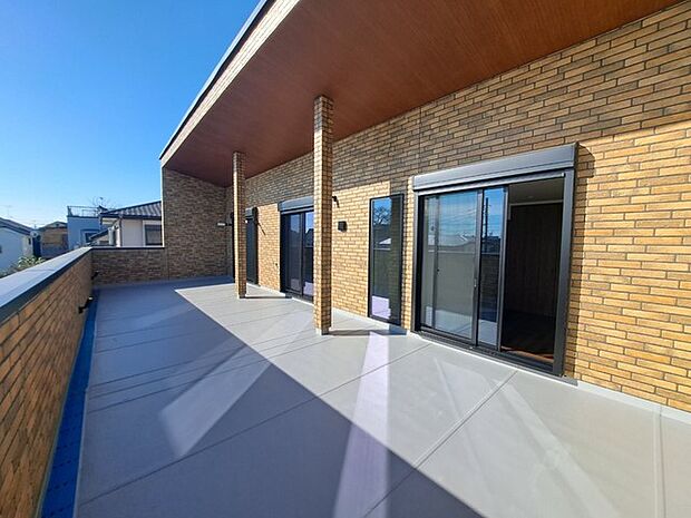 大きなルーフバルコニー　南向きの広々としたスペース