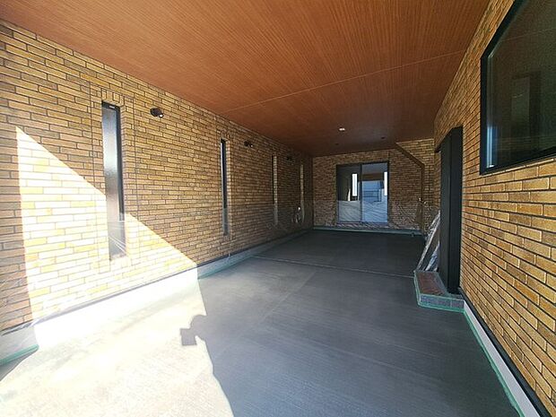 幅約3．6ｍのビルトインガレージ　奥には直接出入りできるホビールームがあります