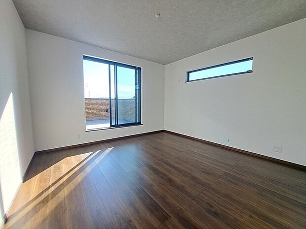 スマートなデザインと賢い収納が生活を快適にします。広々とした雰囲気を演出する工夫が施され、生活空間の魅力を引き出します。  