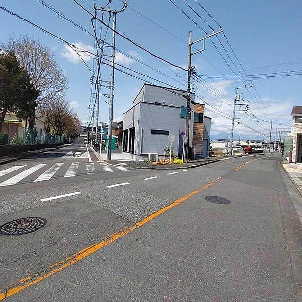 安心して暮らすことのできる住宅街。　住宅地の道路は一般に交通量が少なく車などの騒音が少ないため、住民にとって静かな生活環境が提供されます。 