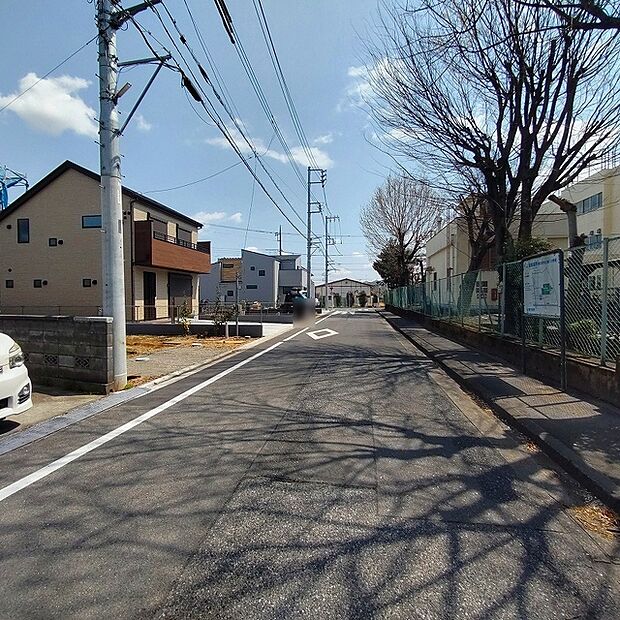 周辺は住宅が建ち並ぶ閑静な住宅街です。