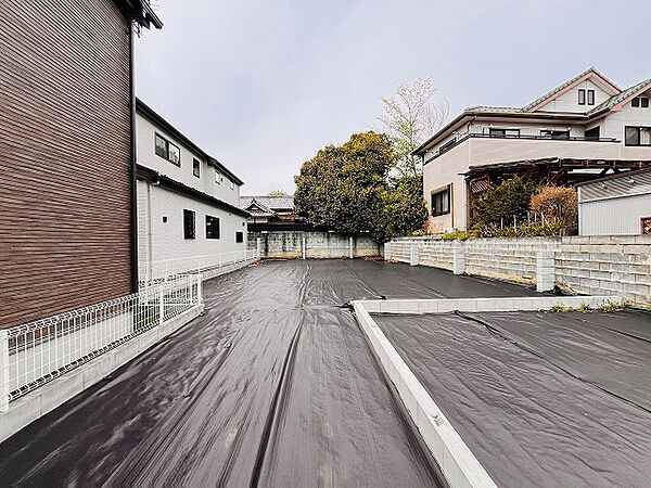 建築条件なしの敷地。弊社グループ「白馬建設」にて建物プランをご提案できます。実際の陽当たりやサイズ感を現地でお確かめください。