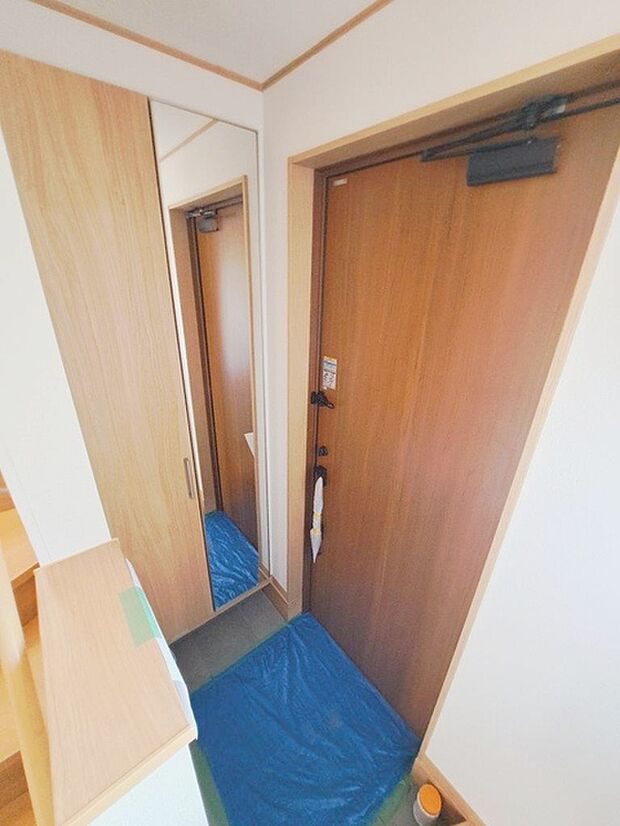 コンパクトながらも、使い勝手の良い玄関スペース。明るいデザインと、収納スペースを効果的に配置することで、使い勝手を最大限に引き出しています。 