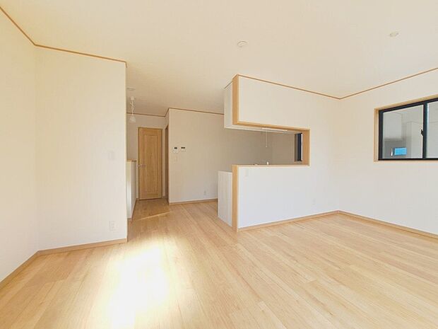 カウンターキッチンならではの開放的な見通し、全体が見渡せることでご家族の団欒スペースもより明るく笑顔が溢れる空間となります。 