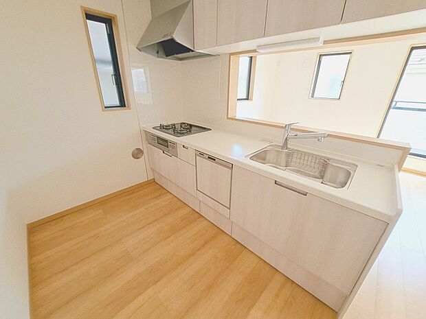 キッチンコンロスペースの近くには、空気の入れ替えが可能な開口部を設置！！ お料理をする際には、換気扇を回しながら匂いが籠らない様に開放してお料理もお楽しみ頂けます。 