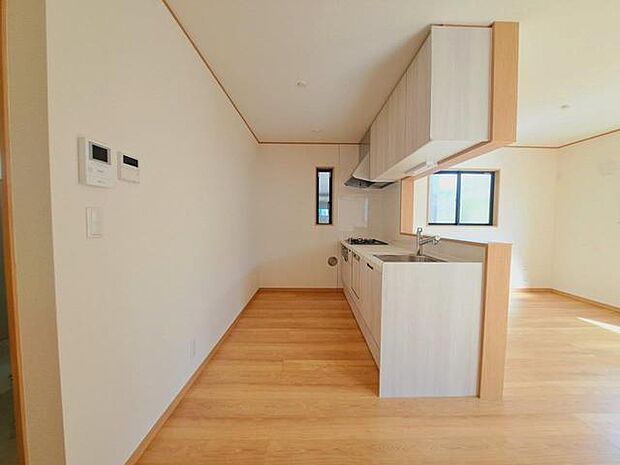 カウンターキッチンならではの開放的な見通し、全体が見渡せることでご家族の団欒スペースもより明るく笑顔が溢れる空間となります。 