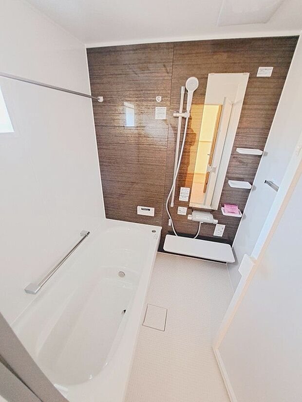 一日の疲れを癒してくれるゆったりとしたバスルームです。 