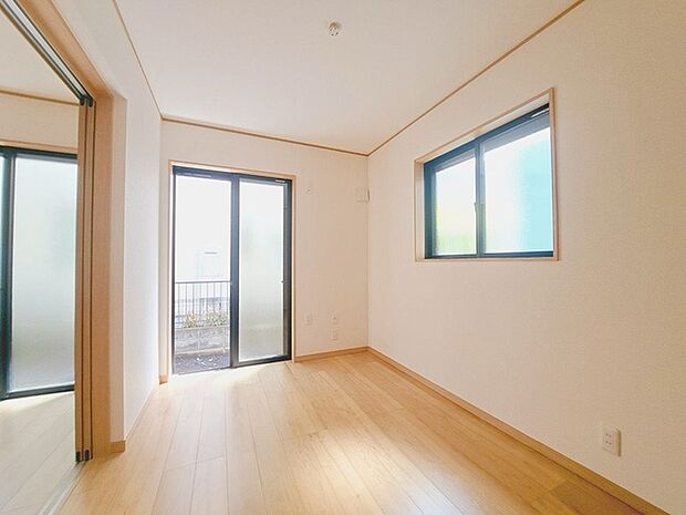 実際に室内をご見学頂くと生活のイメージが広がると思います。家具を置いたイメージや窓からの景色など。周辺で販売に出している物件も一緒にまとめてご見学頂き、比較する事もできます。