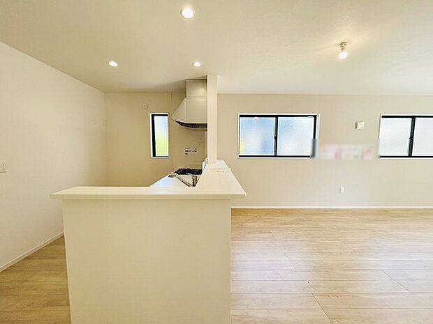 カウンターキッチンは、キッチン側とリビング側に分かれてお店間隔でのお食事も可能！！ お休みの日には、いろいろな楽しみ方を家族みんなでお楽しみください 