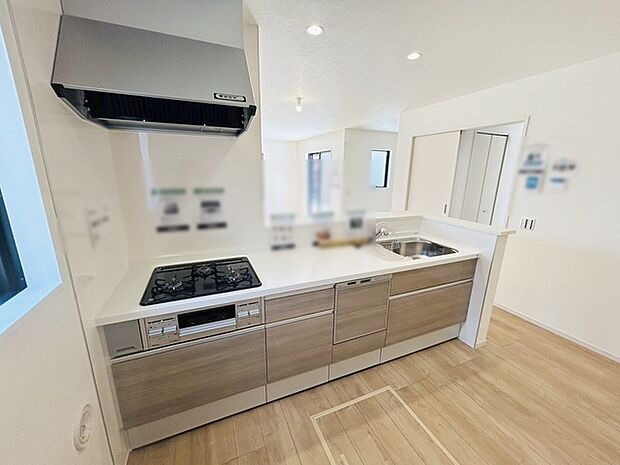 お料理をしながらリビングの家族やゲストとの会話が楽しめるカウンタータイプのキッチン。毎日のお料理を楽しく快適に。 