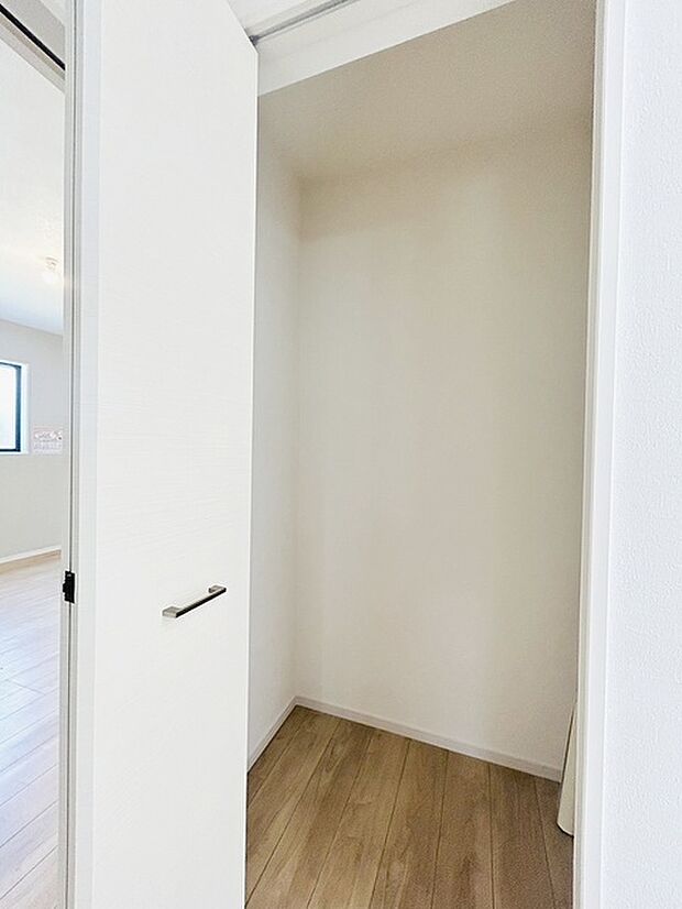 各所に効率的に配置された収納スペースがあり、日常のモノをすっきりと収納できます。 