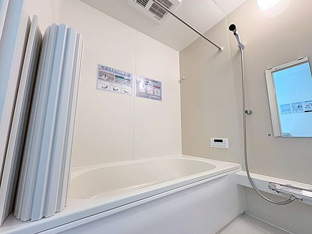 一日の疲れを癒してくれるゆったりとしたバスルームです。 