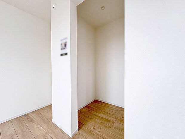 豊富な収納スペースもこの物件の特長の一つ。各所に収納が完備されており、生活をスッキリと整えることができます。