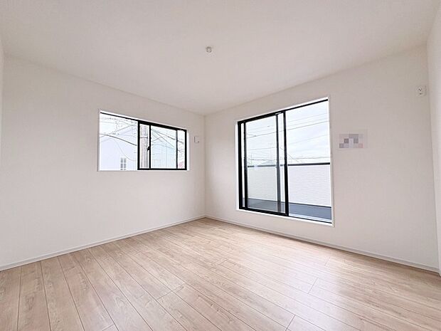 洋室はモダンなデザインと機能性を備え、快適な生活空間に。明るい窓から差し込む自然光が広々とした空間をさらに明るく開放的に感じさせます。