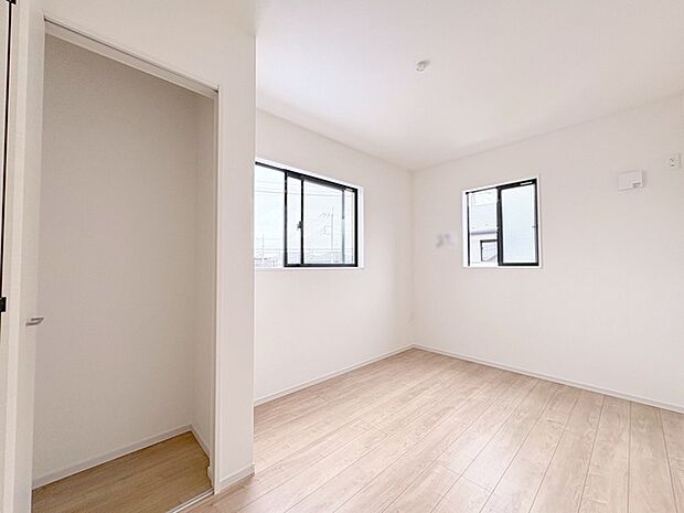 スタイリッシュなデザインと快適な居住性を兼ね備えた洋室。広々とした空間は、自分らしいインテリアを楽しむことができるほか、リラックスした時間を過ごすことができそうです。