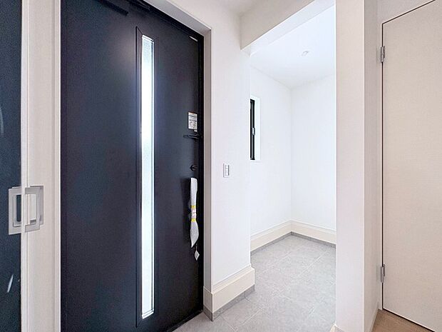 玄関は家の第一印象を左右する重要な場所。ほどよい広さとスタイリッシュな色遣いが印象的です。 