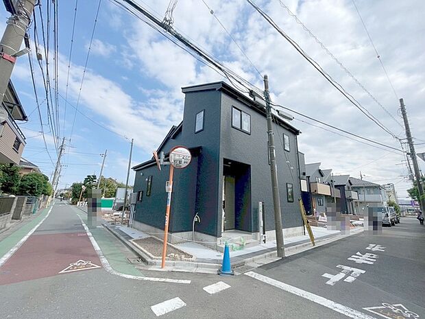 周辺の街並みの中で適度な主張、生活に溶け込むシンプルなデザインの外観が魅力の一戸建です。 