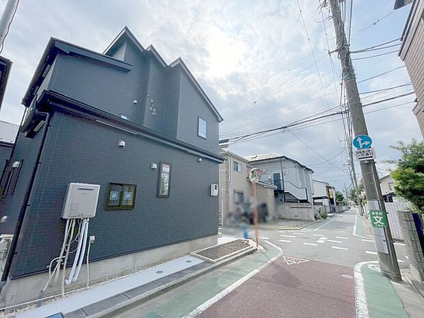 安心して暮らすことのできる住宅街。　住宅地の道路は一般に交通量が少なく車などの騒音が少ないため、住民にとって静かな生活環境が提供されます。 