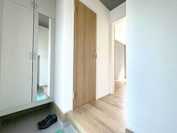 玄関は家の第一印象を左右する重要な場所。ほどよい広さとスタイリッシュな色遣いが印象的です。 