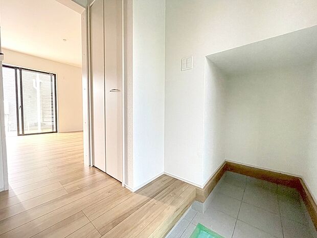 明るく広々とした玄関は、家に入る瞬間から心地よい居心地を感じさせます。