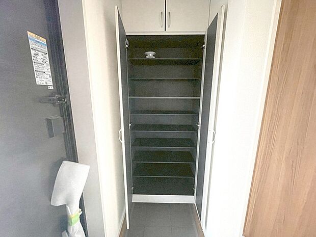 コンパクトながらも、使い勝手の良い玄関スペース。明るいデザインと、収納スペースを効果的に配置することで、使い勝手を最大限に引き出しています。