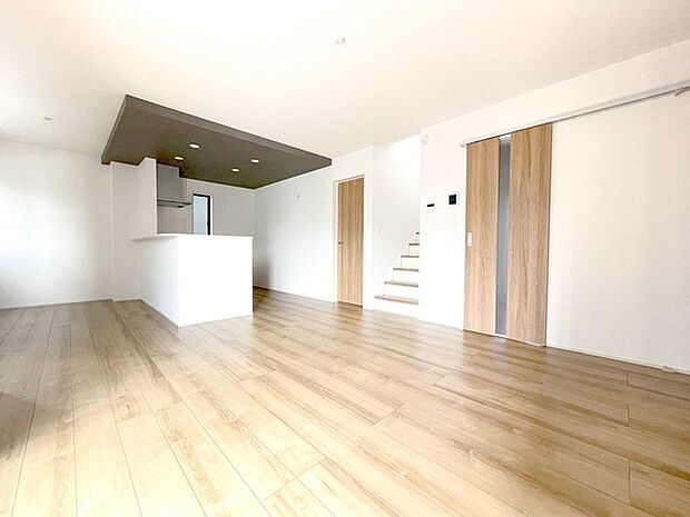 家族の集まるリビングは気持ちの良い自然光が差し込む団欒空間。室内のご見学予約も随時、受付中ですのでお気軽にお問合せください。