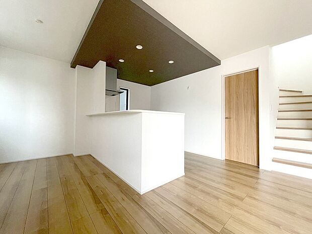 家族が食事するダイニングスペースをキッチンから見渡せる設計に。お料理をしながら家族とのコミュニケーションが増えそうな予感。