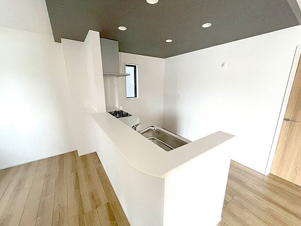 カウンターキッチンならではの開放的な見通し、全体が見渡せることでご家族の団欒スペースもより明るく笑顔が溢れる空間となります。