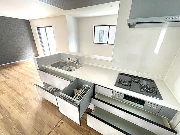 お料理をしながらリビングの家族やゲストとの会話が楽しめるカウンタータイプのキッチン。毎日のお料理を楽しく快適に。