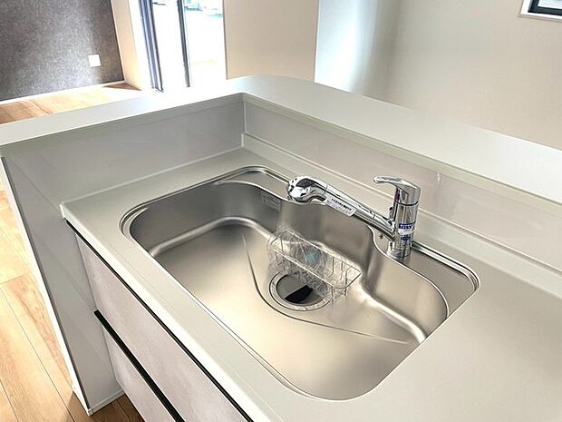 実際に室内をご見学頂くと生活のイメージが広がると思います。家具を置いたイメージや窓からの景色など。周辺で販売に出している物件も一緒にまとめてご見学頂き、比較する事もできます。