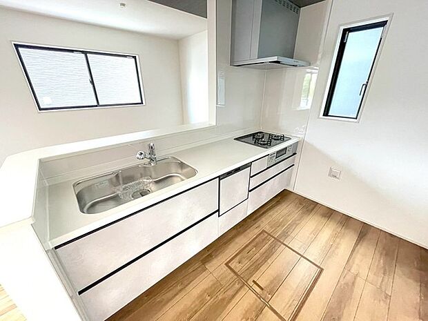 キッチンコンロスペースの近くには、空気の入れ替えが可能な開口部を設置!! お料理をする際には、換気扇を回しながら匂いが籠らない様に開放してお料理もお楽しみ頂けます。