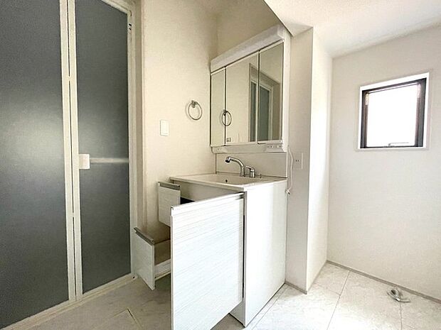 使いやすいタイプの洗面化粧台のあるランドリースペース