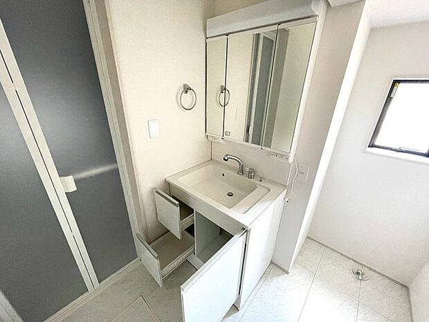 三面鏡に洗面台。 コンセントに照明機能、多機能性を備えた設備です。