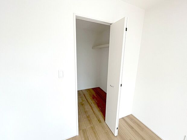 各所に効率的に配置された収納スペースがあり、日常のモノをすっきりと収納できます。