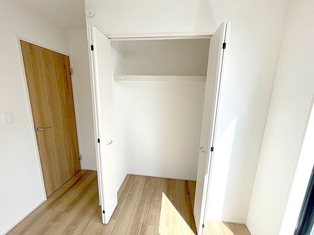 豊富な収納スペースもこの物件の特長の一つ。各所に収納が完備されており、生活をスッキリと整えることができます。