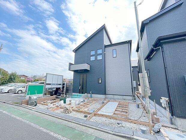 周辺の街並みの中で適度な主張、生活に溶け込むシンプルなデザインの外観が魅力の一戸建です。