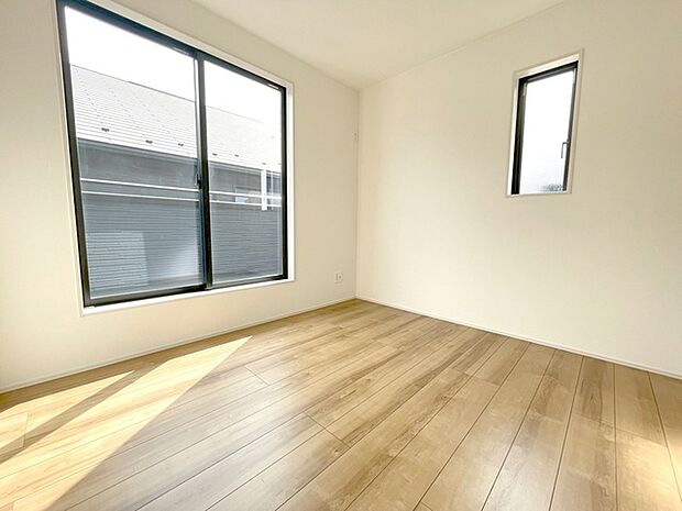 洋室はモダンなデザインと機能性を備え、快適な生活空間に。明るい窓から差し込む自然光が広々とした空間をさらに明るく開放的に感じさせます。  