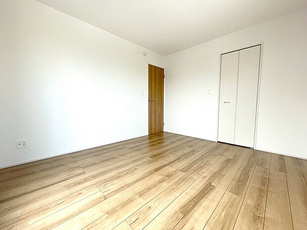 スタイリッシュなデザインと快適な居住性を兼ね備えた洋室。広々とした空間は、自分らしいインテリアを楽しむことができるほか、リラックスした時間を過ごすことができそうです。