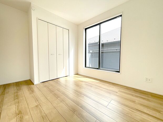 スマートなデザインと賢い収納が生活を快適にします。広々とした雰囲気を演出する工夫が施され、生活空間の魅力を引き出します。