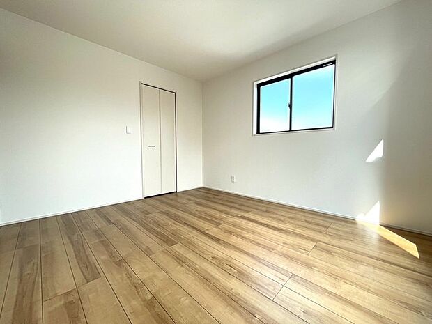 洋室はモダンなデザインと機能性を備え、快適な生活空間に。明るい窓から差し込む自然光が広々とした空間をさらに明るく開放的に感じさせます。