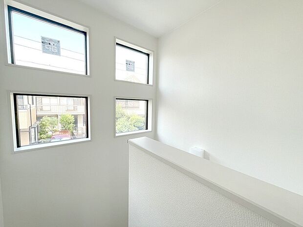 実際に室内をご見学頂くと生活のイメージが広がると思います。家具を置いたイメージや窓からの景色など。周辺で販売に出している物件も一緒にまとめてご見学頂き、比較する事もできます。