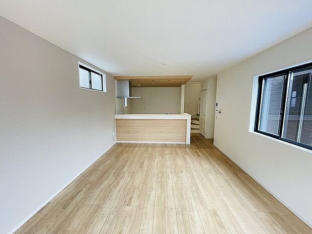 家族が食事するダイニングスペースをキッチンから見渡せる設計に。お料理をしながら家族とのコミュニケーションが増えそうな予感。 