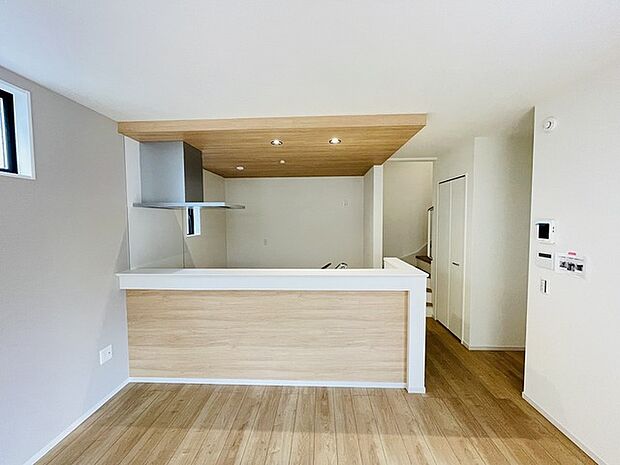 家族が食事するダイニングスペースをキッチンから見渡せる設計に。お料理をしながら家族とのコミュニケーションが増えそうな予感。 